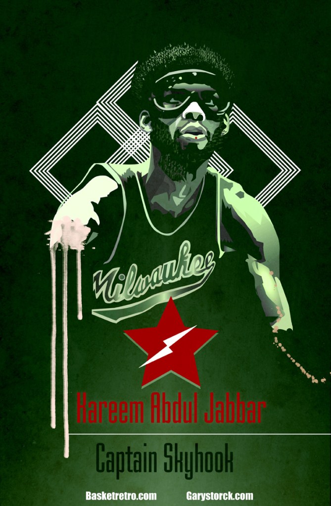 CAPTAIN SKYHOOK J’adore Jabbar. Il est de ces types dont on ne sait pas s’ils sont drôles ou flippants. S’ils plaisantent ou non. On a partagé le même vestiaire pendant des années et je suis toujours incapable de répondre à ces questions. Ce que je peux affirmer par contre c’est qu’il avait toujours les meilleures histoires, de celles qui captaient à coup sûr l’attention de tout un vestiaire rebelle et le plongeaient dans un silence digne d’accueillir l’hymne avant la finale. Attestées, fantaisistes ou carrément inventées, qui pouvait le dire ? A l’entendre, il avait appris les arts martiaux auprès de Bruce Lee, dans un temple perdu au cœur des montagnes chinoises, avait tutoyé la mort lorsqu’il était copilote de ligne, etc. Personnellement je me rangeais le plus souvent du côté des sceptiques, mais aucun d’entre nous n’aurait osé l’interrompre. Surement pour la jubilation que provoquaient ces récits incroyables, mais peut-être par crainte aussi. Un jour, je surpris une conversation où il expliquait à un jeune partenaire l’origine de son fameux Skyhook. C’est à la suite d’une fracture au coude droit qu’il aurait élaboré cette technique. Alors qu’il était plâtré, le bras comme une équerre, sa passion pour le jeu était trop forte pour rester éloigné des terrains plus longtemps. Il était retourné sur les parquets travailler sa main gauche. Pris par le jeu, le rythme s’intensifiait ; il tenta un tir à mi-distance du bras droit. Le geste, contraint par le plâtre, donna à la balle une trajectoire haute qui finit derrière la planche. Mais la technique était créée, restait à la peaufiner. Son jeune coéquipier, incrédule et impétueux, osa lui rappeler que George Mikan pratiquait déjà le bras roulé dans les années 50. Cette folie s’expliquait sans doute par la fougue et l’innocence due à sa verdeur. Jabbar le fixa quelques instants. Etait-il troublé ? furieux ou amusé ? Son regard en tout cas avait changé. Il se leva, et lui répondit avec l’imperturbable froideur qui le caractérisait : « Allez, va t’entraîner. Ton Skyhook ne va pas s’améliorer tout seul. » Qui était-il ? Qui pouvait le dire ? C’était parfait ainsi.